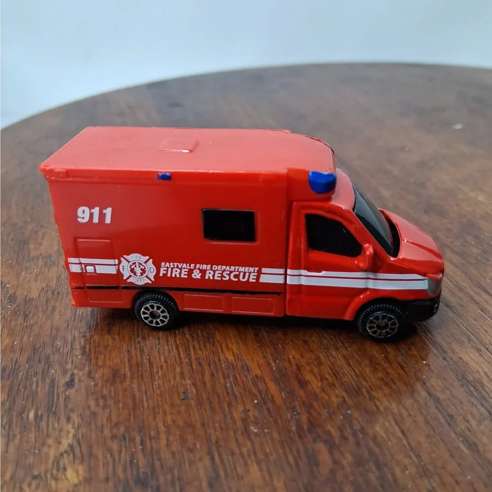 Maisto Adventure Force 1:64 Scale Toy Eastvale‎ Fire & Rescue Ambulance Red